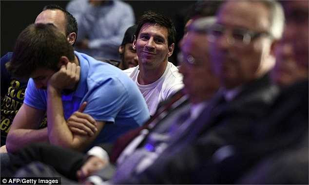 Messi cười tươi trong ngày tạm biệt Puyol