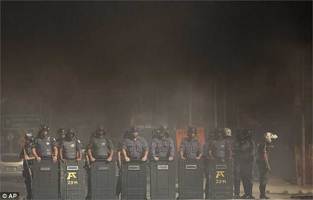 Cảnh sát chống bạo động đã được huy động để kiểm soát tình hình