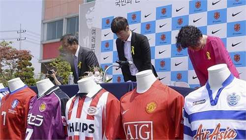 Cầu thủ họ Park và bố mẹ cúi chào cảm ơn các nhà báo và người hâm mộ. Những chiếc áo đấu tượng trưng cho các đội bóng mà Park Ji Sung từng thi đấu như PSV, MU hay QPR được trưng bày tại buổi họp báo.