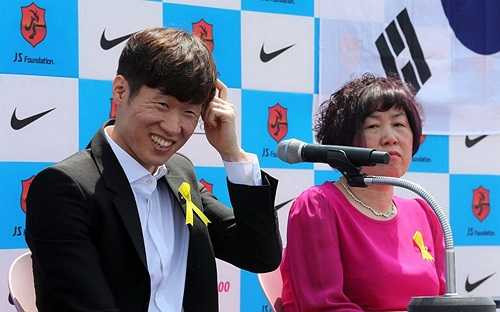 'Tôi quyết định chấm dứt sự nghiệp cầu thủ từ hôm nay sau khi cân nhắc việc này từ tháng 2. Tôi cảm thấy mình không còn khả năng chơi bóng vì thể lực ngày một yếu, chấn thương chân phải cũng khiến tôi ít được ra sân vài năm qua', Park Ji Sung phát biểu.