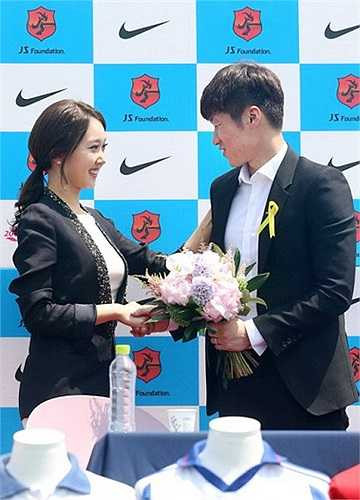 Vợ sắp cưới của Park Ji Sung bất ngờ cầm hoa lên tặng anh sau khi bài phát biểu kết thúc. Nữ MC xinh đẹp không đến từ đầu buổi họp báo để tránh gây chú ý. 