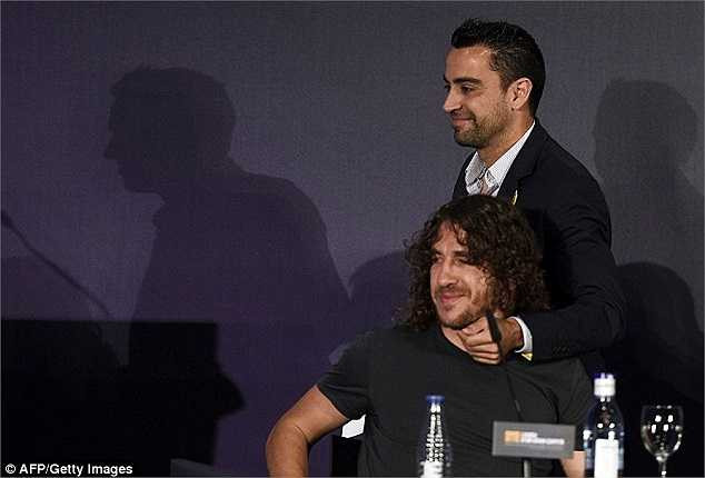 Xavi và các đồng đội đến tạm biệt người đội trưởng cần mẫn