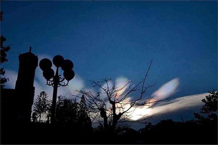Lúc 17h20, người dân đi qua ngã 6 thành phố Nha Trang có thể nhìn thấy rõ.