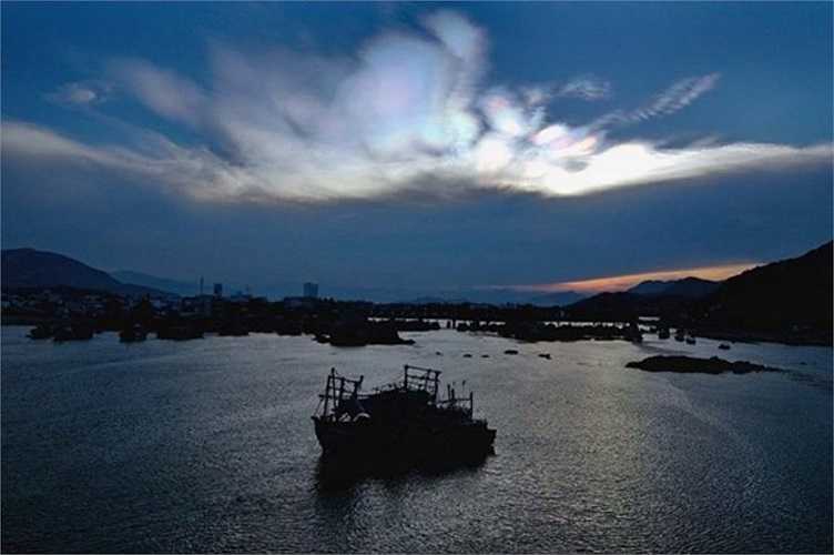 17h30 tại sông Cái. Hiện tượng này từng được các nhà khoa học giải thích là sự xuất hiện của màu sắc trong một đám mây, không quá hiếm gặp. Đám mây ngũ sắc được tạo ra nhờ nhiễu xạ, các giọt nước nhỏ hoặc các tinh thể nước đá nhỏ trong đám mây tán xạ ánh sáng trắng.