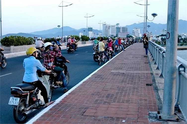 Người đi đường dừng xe quan sát trên cầu Trần Phú.
