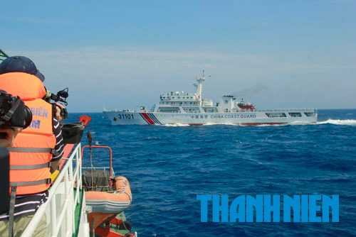 Tàu Trung Quốc tháo bạt che pháo, nhắm thẳng tàu Việt Nam