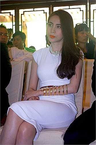 Đây là món quà do Công Vinh tặng cho cô.