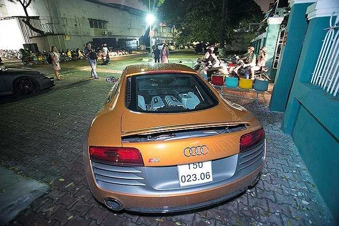 Cô tự tin cầm lái siêu xe khi chạy show.