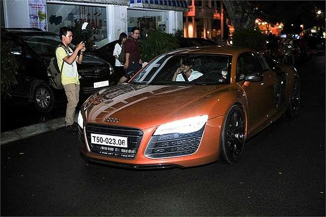 Mọi khán giả xung quanh trầm trồ trước siêu xe của cô nàng.