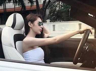 Cô cũng khoe siêu xe trong MV của mình.