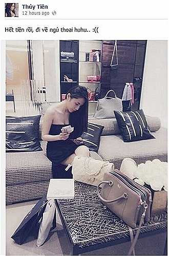 Thuỷ Tiên cũng từng bị ném đá khi chia sẻ bức ảnh ngồi cạnh toàn hàng hiệu với lời bình luận: 'Hết tiền rồi, về thôi'.