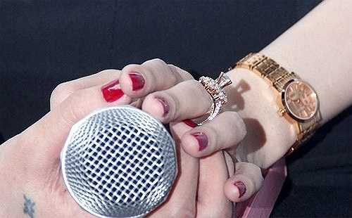 Cùng với đồng hồ là chiếc nhẫn kim cương hoành tráng.