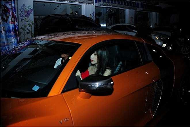 Thuỷ Tiên cũng là người xuất hiện với nhiều xe hơi.