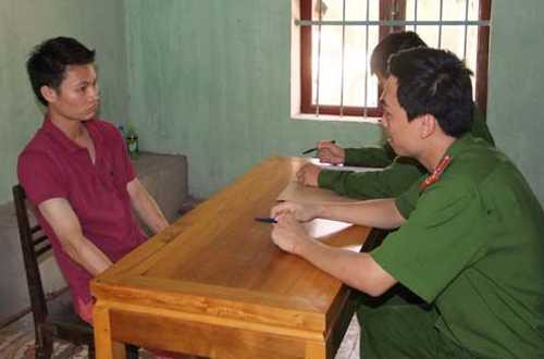 Lê Tuấn Anh tại trụ sở cơ quan điều tra. Ảnh: T. Thanh. 