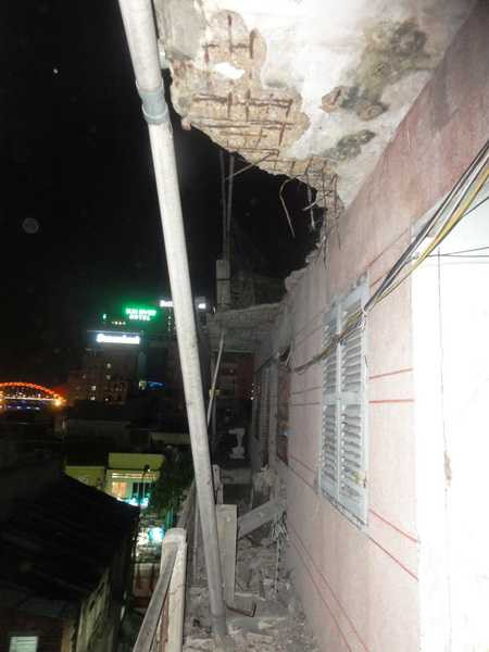 Mảng bê tông trên hàng lang tầng 5 của khu tập thể đã bị sập