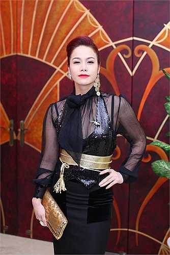 Bộ đầm 'tuyệt xấu' của Nhật Kim Anh thật là biết cách dìm hàng chiếc túi xách và thắt lưng đắt tiền của Gucci. Theo 2sao