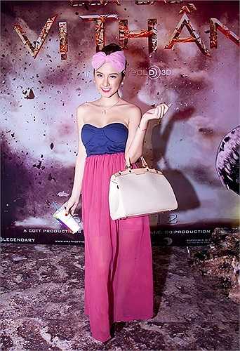 Dòng túi LV này hợp với phong cách công sở và đường phố chứ kết hợp nó với trang phục diêm dúa kiểu tiểu thư nửa mùa của Angela Phương Trinh thật là một sự kệch cỡm