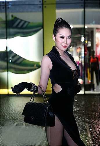 Chanel là kiểu túi phù hợp với nhiều phong cách và nhiều hoàn cảnh song nó không thể dung hòa được với phong cách quái chiêu của Phi Thanh Vân