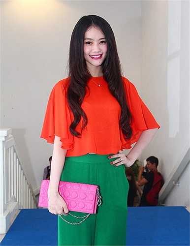 Túi Dior bị dìm hàng bởi bộ trang phục quá đỗi bình dân và màu mè của Linh Chi