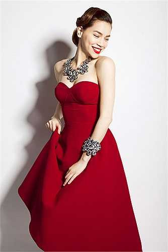 Trang phục ưa thích của Hà Hồ là những thiết kế tinh tế, bay bổng.