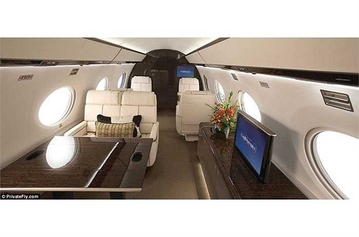 Gulfstream G650 có đủ chỗ có 18 hành khách, với nội thất sang trọng, bao gồm cả mini bar và bếp.