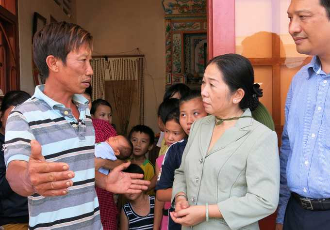 Bà Võ Thị Dung, chủ tịch Ủy ban MTTQ TP.HCM, trò chuyện với ngư dân Nguyễn Năm, tàu QNg 96138 