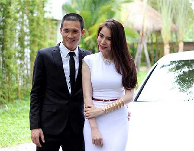 Thủy Tiên là một ca sỹ kiêm diễn viên có tên tuổi. Cô thường xuyên được mời đi hát với catxe thuộc hàng Top. 