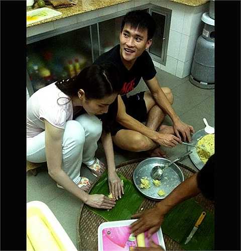 Hình ảnh của Công Vinh trong một lần về nhà Thủy Tiên ăn Tết. Cả hai cùng chung tay gói bánh chưng.