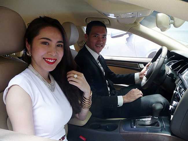 Thủy Tiên, Công Vinh sở hữu nhiều tài sản giá trị. Cả hai được mời làm đại diện cho một thương hiệu xe hơi nổi tiếng. 