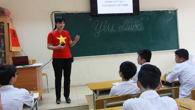 Cô Nguyễn Kim Anh dạy tiết học “Yêu nước” tại lớp 11A3