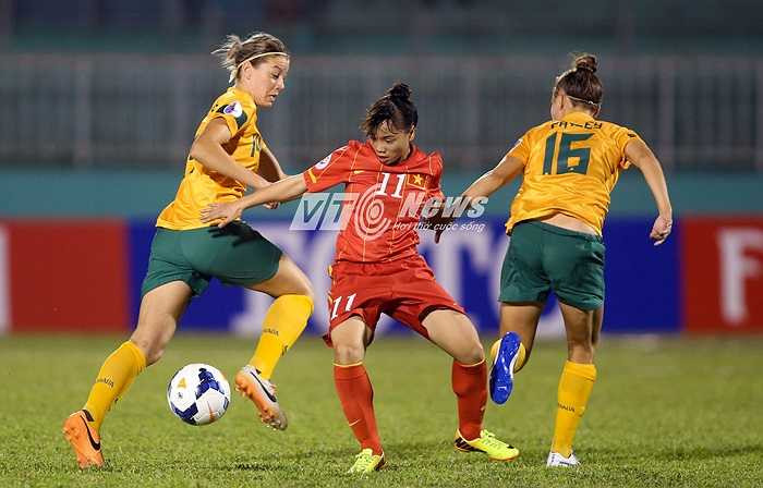 Vì không có nhiều cơ hội giành chiến thắng, nữ Việt Nam tung ra sân đội hình gồm nhiều cầu thủ dự bị để giữ lực lượng tốt nhất cho trận play-off tranh vé dự World Cup.