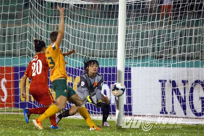 Một tình huống bắt bóng chắc chắn của Tuyết Mai