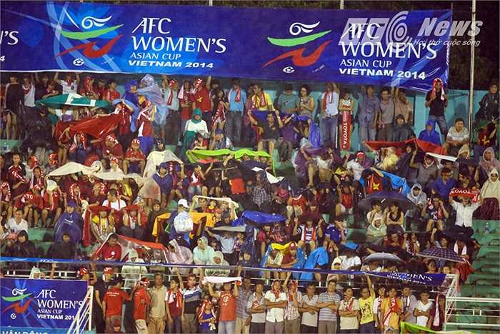 Trời đổ mưa rất to nhưng trước tình thần thi đấu của các cầu thủ nữ Việt Nam, hàng nghìn CĐV vẫn đội mưa ở lại trên sân.