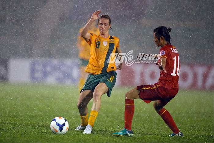 Trời mỗi lúc một mưa to, nhưng tinh thần thi đấu và cả nền tảng thể lực của nữ Việt Nam vẫn rất tốt.