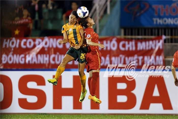 Những pha không chiến của Australia gặp rất nhiều khó khăn trước sự gan dạ của các cầu thủ nữ Việt Nam.