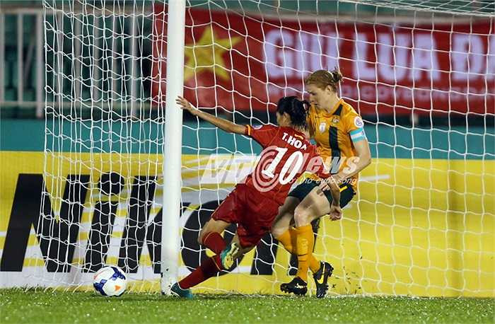 Tiếc là ở hai tình huống dứt điểm cận thành, đồng đội của Nguyệt là Nguyễn Thị Hòa một lần không đánh bại được thủ thành đối phương, một lần dứt điểm ra ngoài lưới.