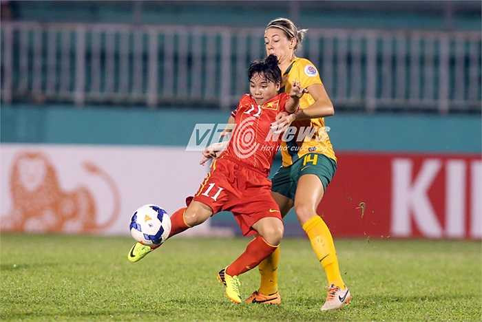 ... cho dù ở phía trên chỉ cắm một mình tiền đạo Nguyễn Thị Nguyệt. Trong ảnh, Nguyễn Thị Nguyệt bị Alanna Kennedy theo kèm rất chặt.