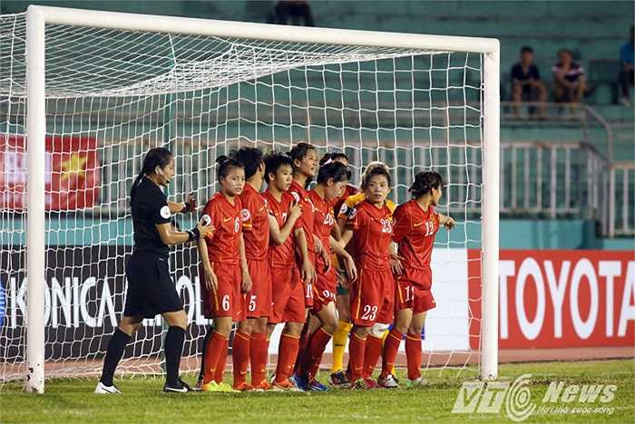 Đang thi đấu tập trung thì phút 43, chúng ta nhận bàn thua từ một tình huống đá phạt gián tiếp của đối phương trong vòng cấm. Ở tình huống này, Lê Thị Thương đã để bóng đập vào chân mình trước khi vào lưới.