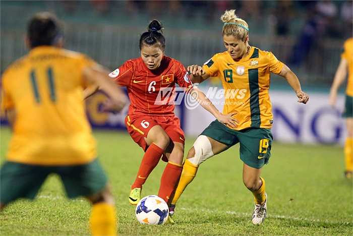 Sang hiệp 2, sức ép vẫn dồn về khung thành Việt Nam nhưng các cầu thủ của chúng ta vẫn chơi lăn xả, chính xác.