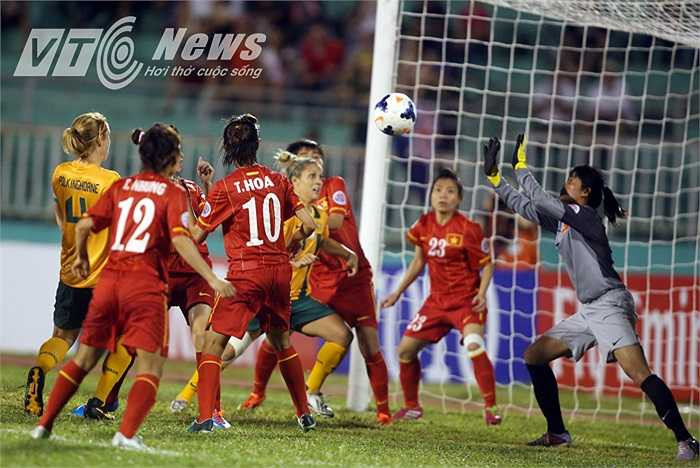 Thủ thành Tuyết Mai thậm chí còn chơi xuất thần để nhiều lần cứu thua cho ĐT Việt Nam.