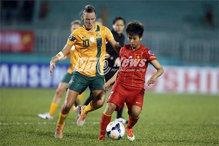 Tuyết Dung chơi thầm lặng ở hàng tiền vệ và cũng đã có cơ hội để ra chân trong trận đấu này.