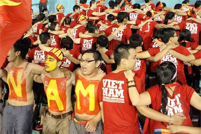 CĐV Việt Nam cháy hết mình cho tuyển nữ