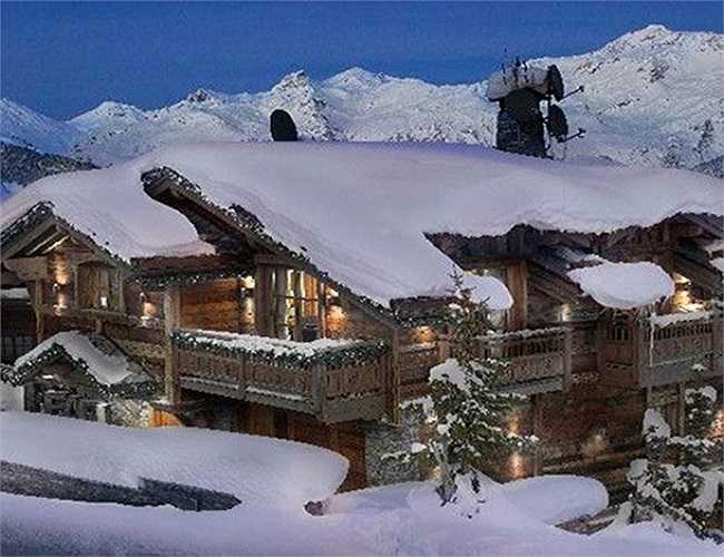 Biệt thự Chalet Pearl 1850 tại Chourchevel 1850, Pháp có 7 phòng ngủ với giá 600.000 Euro/tuần. Biệt thự 'Pearl' có một khu vực spa và phòng tập thể dục, một hồ bơi lớn, phòng xông hơi. Ngoài ra du khách còn được tận hưởng các môn thể cao như trượt tuyết, leo núi... cùng bạn bè 