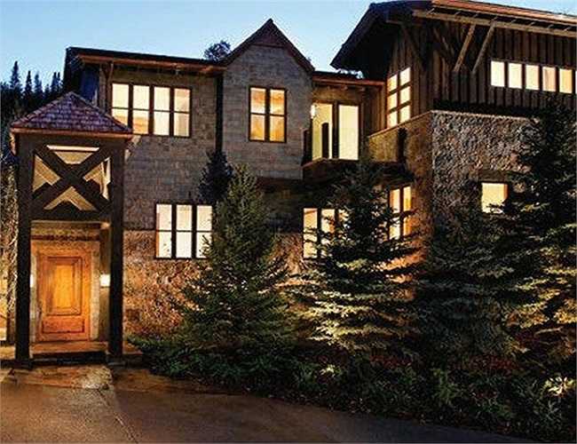 Villa Hotel, Aspen, Colorado, Mỹ với 5 phòng ngủ, giá 202.000 USD/tuần vào mùa cao điểm. Ngôi nhà được bao bọc bởi cây cối rậm rạp, có khu vực ăn ngoài trời cho khách, một thác nước, cùng với những thiết kế đồ đạc hiện đại và tiện nghi. 