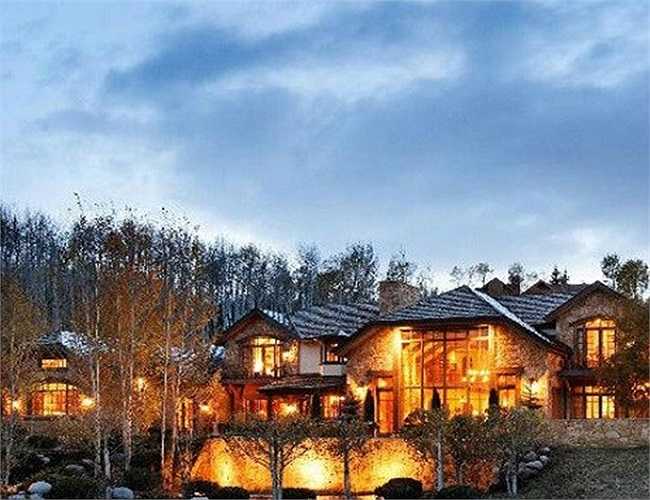 Biệt thự Elisa Aspen, Colorado, USA 6 phòng ngủ 188.000 USD/tuần vào mùa cao điểm. Biệt thự nổi bật với vẻ đẹp sang trọng, mộc mạc, bắt mắt. Phòng ăn đủ chỗ cho 12 người, nhà bếp hiện đại, phòng bi-a, phòng tập thể dục … Bên ngoài, Elisa có khu đốt lửa trại yên tĩnh và thư giãn 