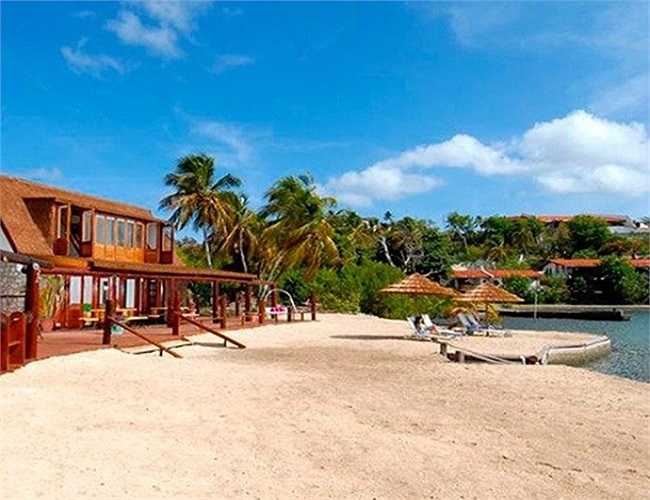 Khách sạn trên đồi Hartman ở vịnh Estate, Grenada và Carriacou có giá cho thuê là 180.000 USD/tuần với tổng cộng 12 phòng ngủ. Khách sạn được thiết kế hoàn toàn bằng gỗ mang lại cảm giác an toàn vì sự riêng tư và khung cảnh thư giãn dễ chịu của vùng biển Caribe. 