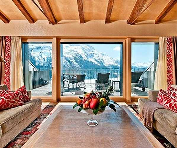 Căn hộ cao cấp ở Carlton St Moritz, Thụy Sĩ có 3 phòng ngủ được rao giá cho thuê 210.000 CHF/tuần. Carlton Penthouse cung cấp một cái nhìn tuyệt đẹp từ trên tầng cao nhất của thành phố. Tất cả các phòng tắm đều được lát đá cẩm thạch cùng 1 bồn tắm, vòi hoa sen, bồn rửa đôi. 