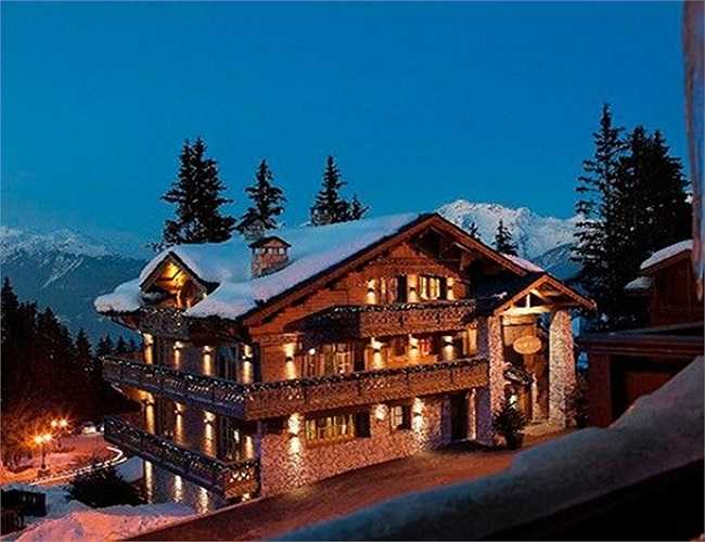 Biệt thự Ormello, Courchevel, Pháp với 9 phòng ngủ và giá trong mùa cao điểm là 140.000 Euro/tuần. Kiến trúc của Ormello là sự kết hợp hài hòa giữa truyền thống và hiện đại với một bể bơi trong nhà, bồn tắm nước nóng, phòng thể dục, phòng mát xa, 1 phòng chiếu phim và phòng cho trẻ em vui chơi…