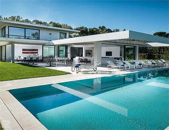 Biệt thự Margot ở Saint Tropez, Pháp 120.800 euro/tuần vào mùa cao điểm với 8 phòng ngủ. Margot nằm ở vị trí hoàn hảo tận hưởng khí hậu ấm áp của Địa Trung Hải. Bên trong biệt thự gồm 500 mét vuông rộng rãi với bể bơi, bếp nấu ăn ngoài trời và khu đi bộ có những thiết kế vườn hoa độc đáo, hấp dẫn. 