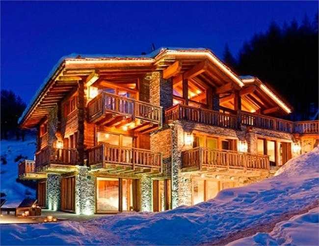 Nhà gỗ Les Anges, Zermatt, Thụy Sĩ - 7 phòng ngủ, 134,500 CHF/tuần dành cho dịp năm mới. Nhà gỗ 3 tầng với cửa sổ nhìn ra cảnh đồi núi hùng vĩ, bên trong Les Anges là một khu vực spa hiện đại với 1 phòng tắm xông hơi, phòng mát-xa, một đài phun nước bằng đá cẩm thạch và hồ bơi cảnh. 